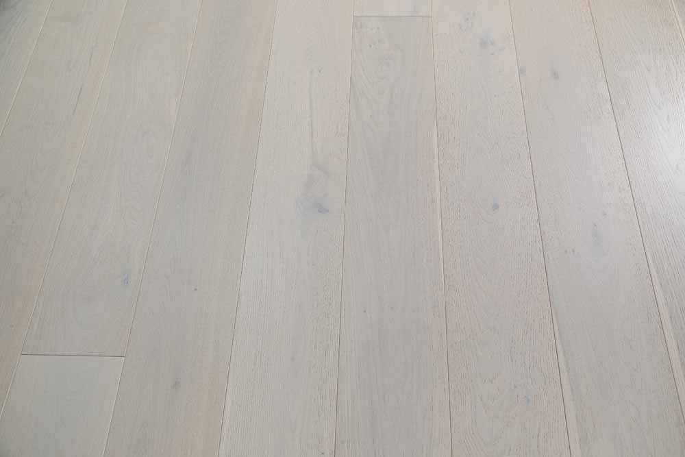 Hardwood Euro Oak Engineered Wood 86.61" x 8.66" x 5/8", 4mm Villa/305