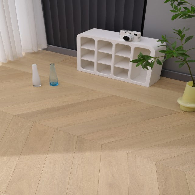 Hardwood Euro Oak Engineered Wood Chevron 25.2" x 5" x 5/8", 4mm Bella/517