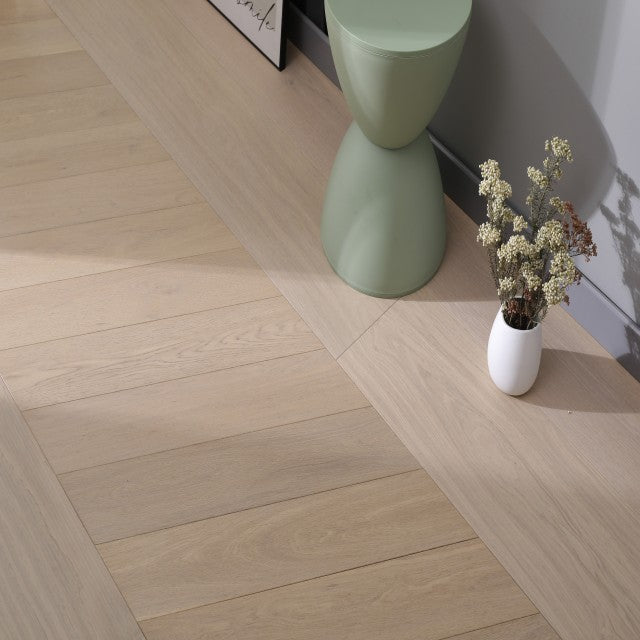 Hardwood Euro Oak Engineered Wood Chevron 25.2" x 5" x 5/8", 4mm Bella/515
